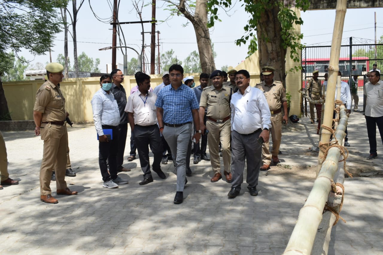 प्रयागराज: जिलाधिकारी एवं वरिष्ठ पुलिस अधीक्षक विभिन्न मतदान केंद्रों का भ्रमण कर मतदान की स्थिति का लेते रहे जायजा