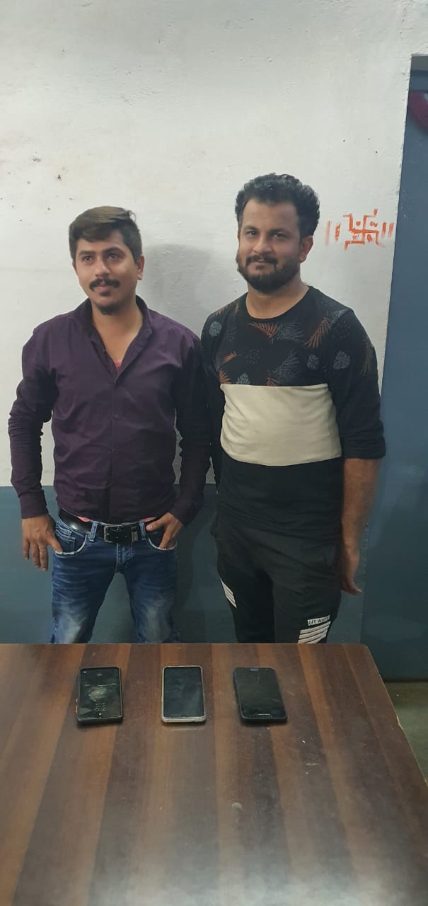 रायपुर :- कुख्यात सटोरिया विजय चंदवानी उर्फ़ चेपटी और निखिल चढ़े पुलिस के हत्थे