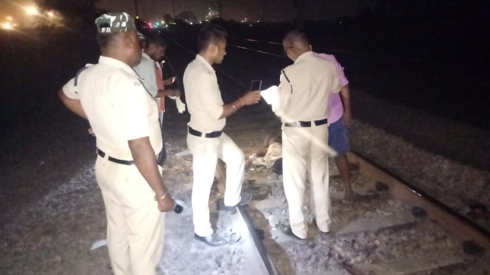 रायपुर :- ट्रेन के चपेट में आने से एक युवक की मौत
