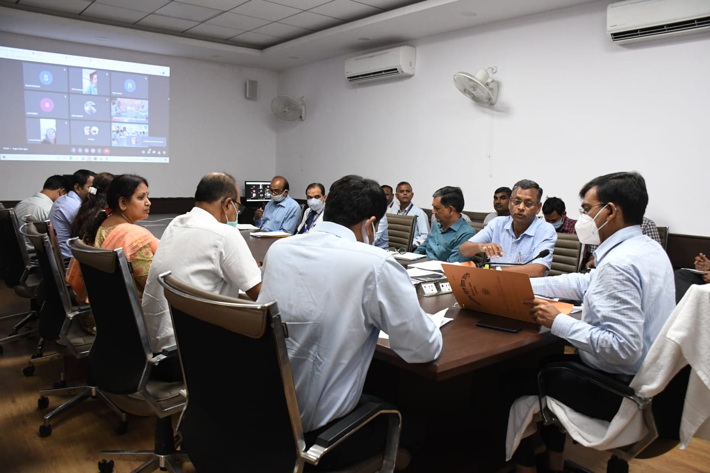 प्रयागराज : प्रधानमंत्री स्वनिधि योजना के अंतर्गत वेंडर्स को ऋण उपलब्ध कराने एवं ऑनलाइन ट्रांजैक्शन हेतु प्रोत्साहित कराने के दृष्टिगत मंडलायुक्त ने की समीक्षा बैठक।