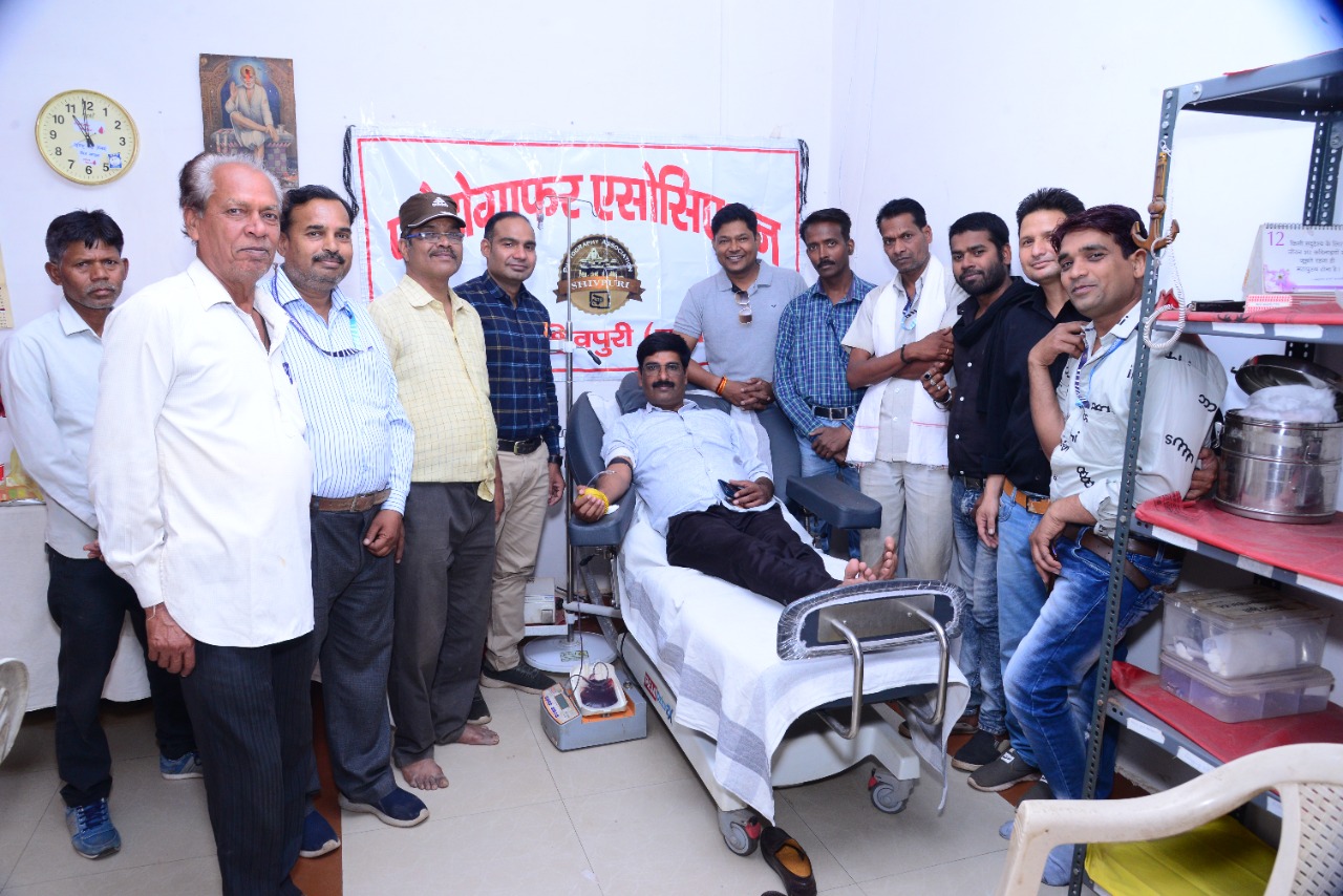 शिवपुरी:  फोटोग्राफर एसोसिएशन ने ब्लड बैंक में पहुंच कर किया स्वैच्छिक रक्तदान