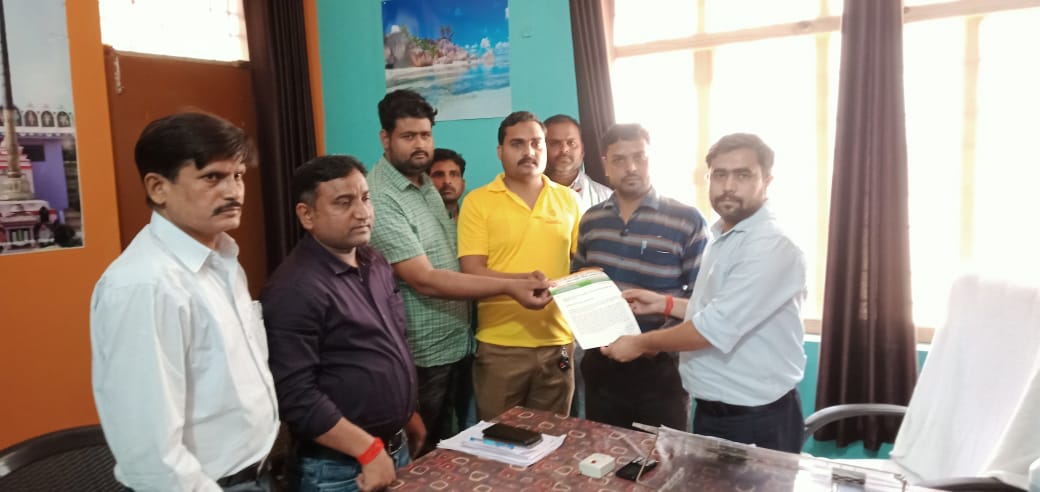 बलिया में गिरफ्तार पत्रकार के विरोध में अंतरराष्ट्रीय प्रेस परिषद के उपाध्यक्ष धीरज मिश्रा(अंशू भईया)ने मिश्रिख उपजिलाधिकारी को सौपा ज्ञापन