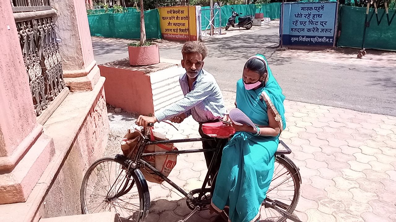 शिवपुरी:बीमार पत्नी, पति के साथ साइकल से पहुंची जनसुनवाई में बोली इलाज की कर दो व्यवस्था दिलवा दो इलेक्ट्रिक साइकिल