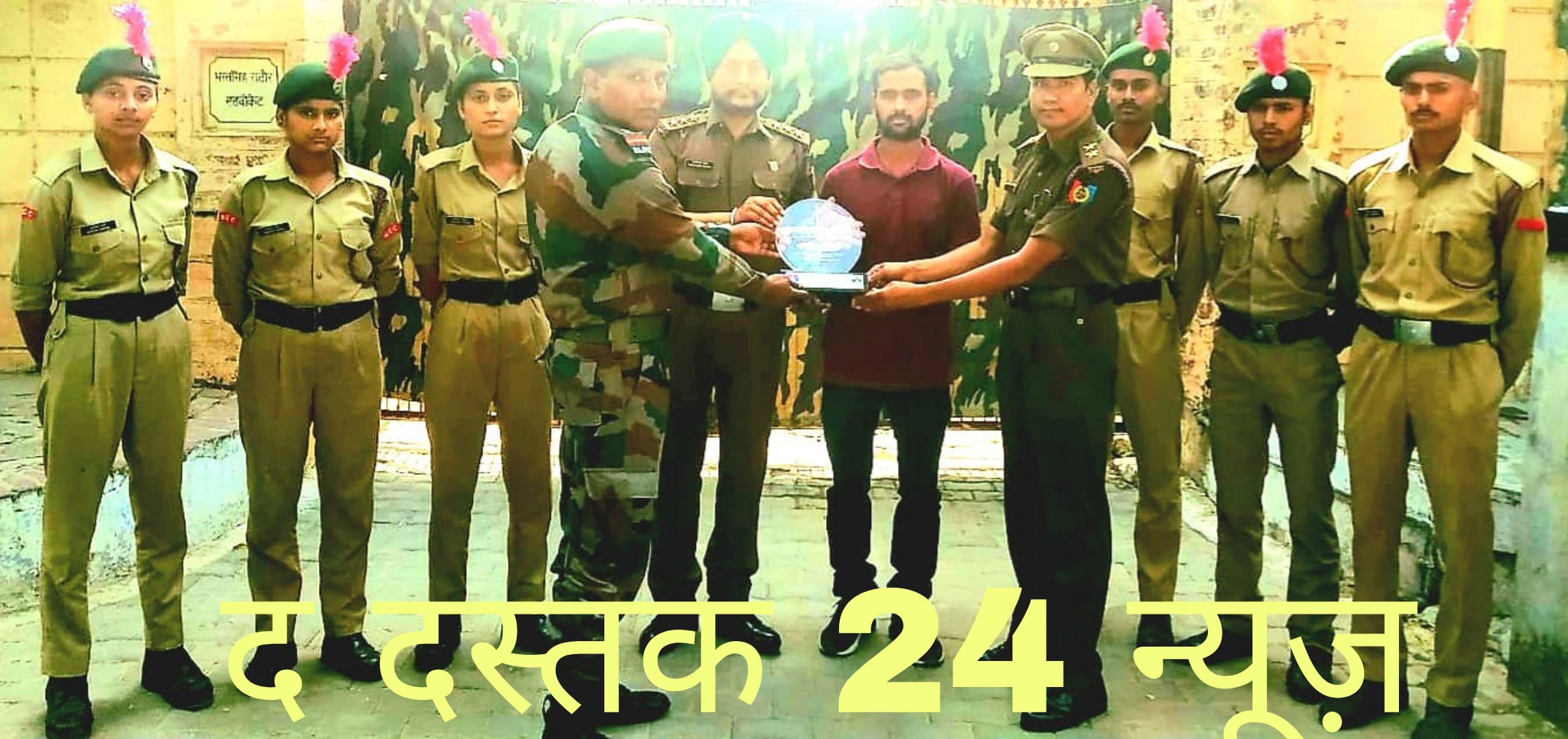फर्रुखाबाद-शहीदों के परिजनों को सम्मानित करते सूबेदार मेजर हरकेश सिंह, कैप्टन बलविंदर सिंह तथा लेफ्टिनेंट गिरिजा शंकर