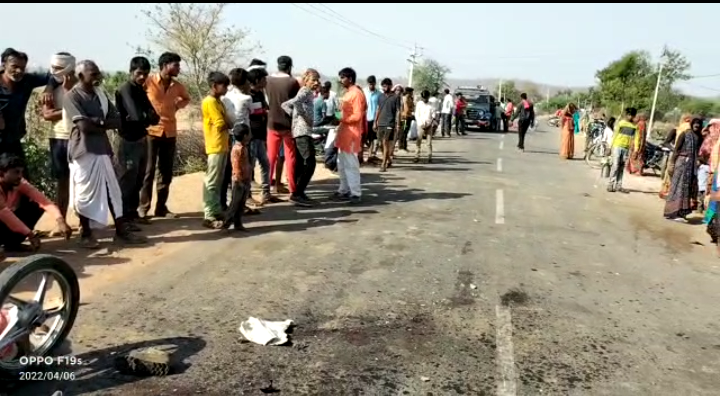 शिवपुरी:  दुःखद पिकअप बाहन ने मारी बाइक में टक्कर, हादसे में एक की मौत एवं दो गंभीर घायल