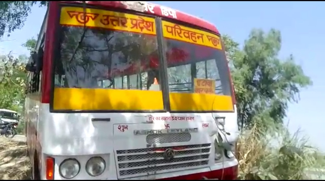 फर्रुखाबाद : अचानक ब्रेक फेल होने से रोडवेज बस खड्ड में गिरी