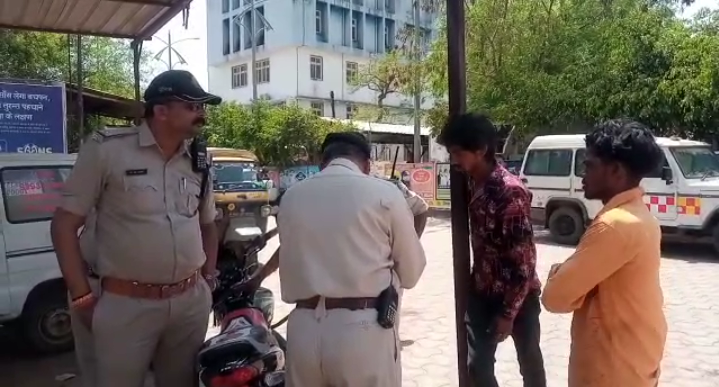 शिवपुरी: खेत में खेल रही मासूम से दुष्कर्म, स्वजनों ने छिपाया, डॉक्टर ने किया खुलासा-डॉक्टर ने पुलिस को दी सूचना तो पीड़िता को लेकर भागे परिजन, पुलिस ने पकड़ा, दर्ज किया मामला