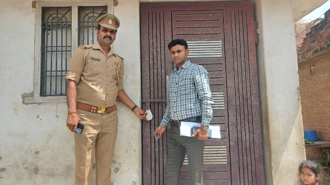 पीलीभीत : पुलिस अधीक्षक के द्वारा इमरान का मकान कुर्क कर तीन ताले लगाकर किया गया सीज