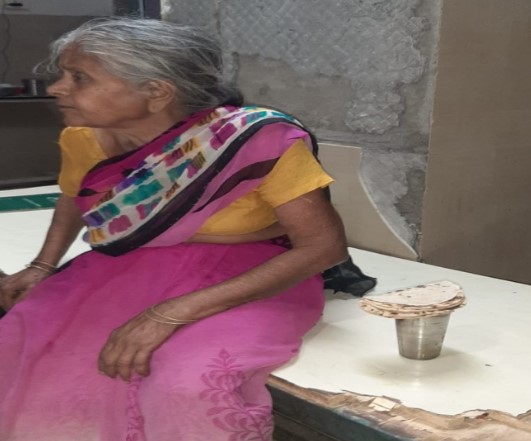 बॉलीवुड के बादशाह अभिताभ बच्चन के बेटे अभिषेक बच्‍चन की शादी में मेहमानों को पराठे खिलाने वाला आगरा का 'ब्रांड रामबाबू', पत्नी और बेटे को आज रोटियों के भी लाले