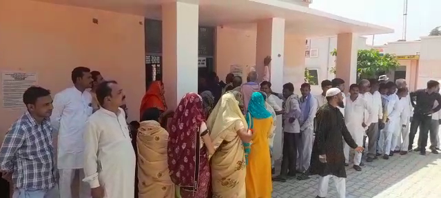 बरेली/आँवला - ब्लाक रामनगर में संगीनों के साए में शांतिपूर्ण ढंग से संपन्न हुआ मतदान,174 मतदाताओं ने डाले बोट।