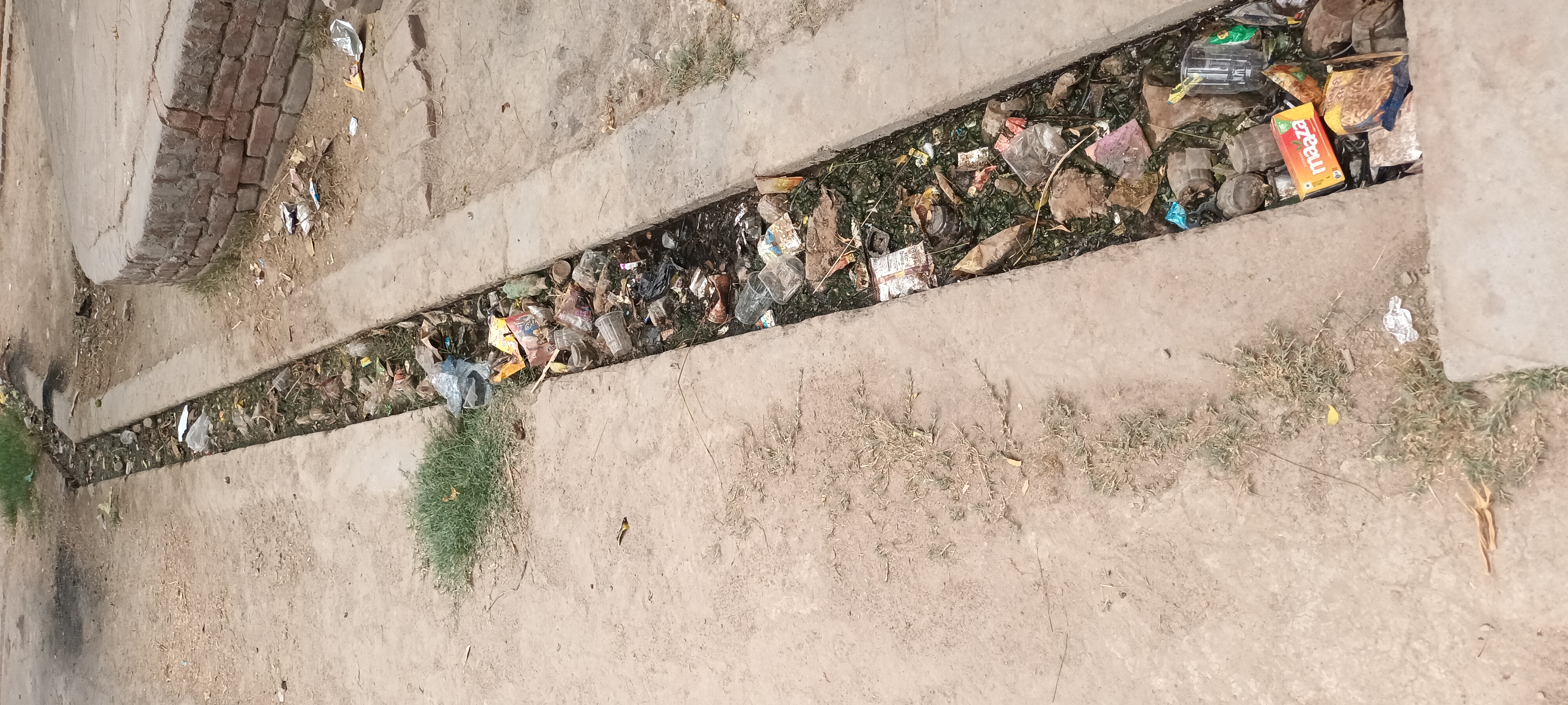 फरुखाबाद: एक तरफ स्वच्छ भारत मिशन का वादा दूसरी तरफ अधिकारियों का फायदा