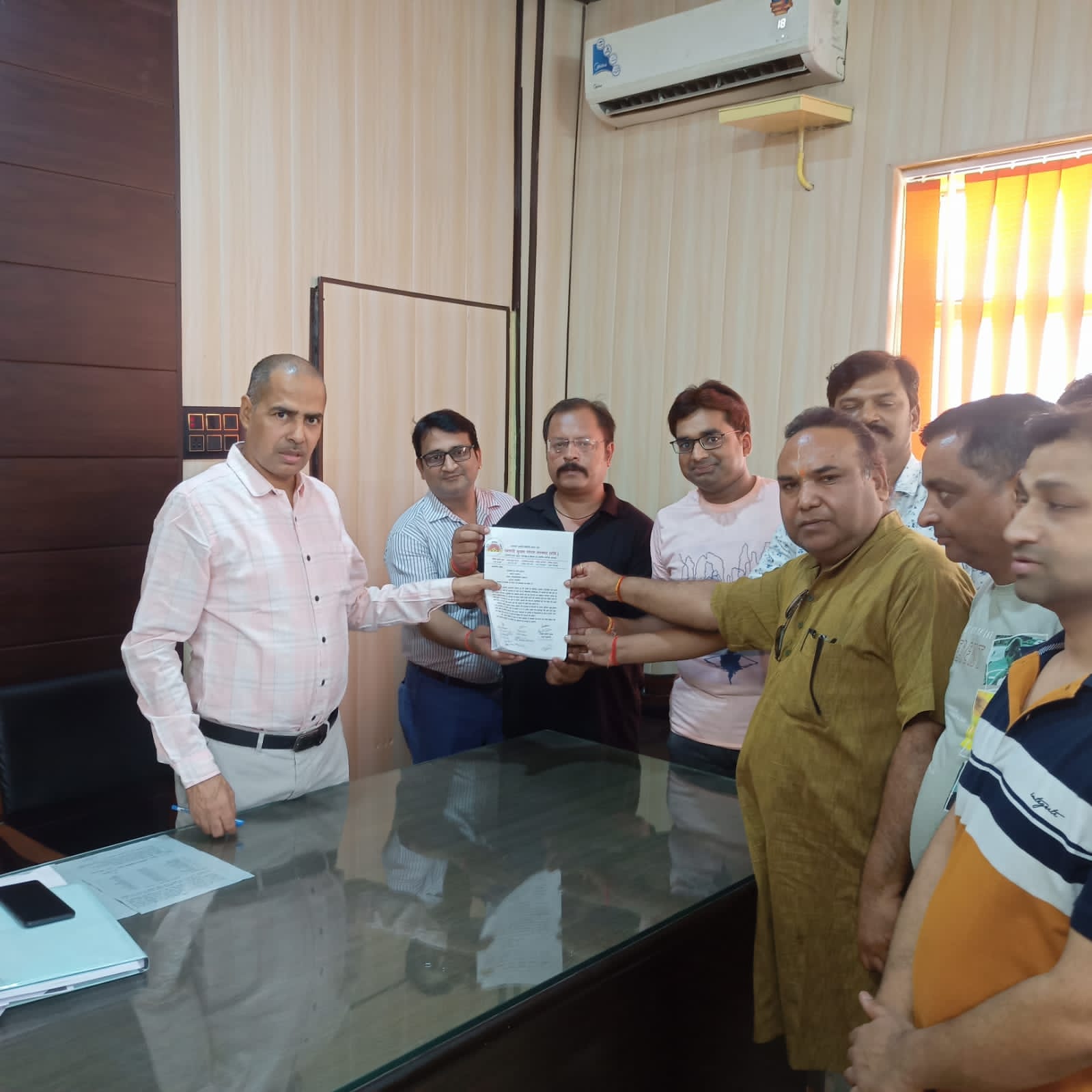 पीलीभीत: 94 गांव को ग्रामीणों को पूरनपुर खरीदारी करने आने वाले लोगों को काफी दिक्कत का सामना सामना करना पड़ रहा है।