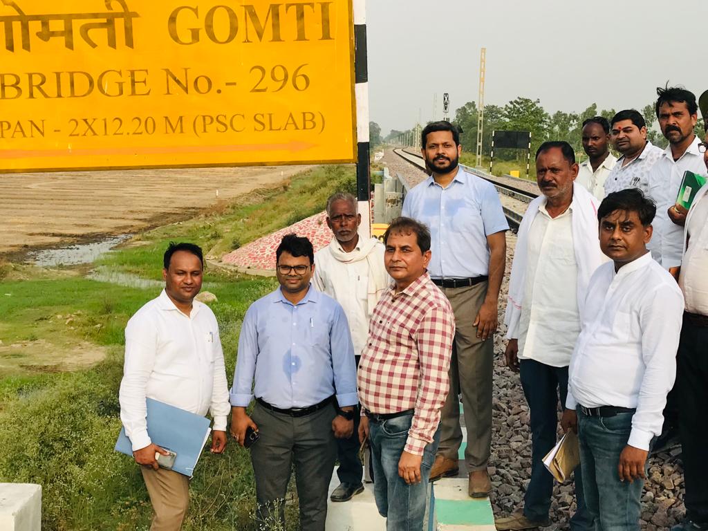 पीलीभीत: जिलाधिकारी द्वारा मॉ गोमती की अविरल धारा के पुरनौद्वार महा अभियान के अन्तर्गत कराये जा रहे कार्यों का पैदल भ्रमण कर लिया गया जायजा।