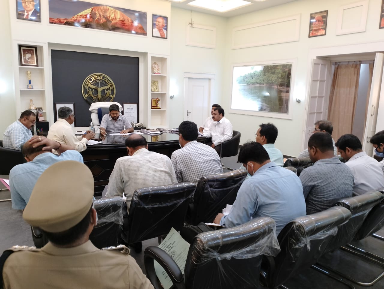 पीलीभीत : जिलाधकारी पुलकित खरे के निर्देश पर वॉल्टन क्लब की बैठक सम्पन्न ।