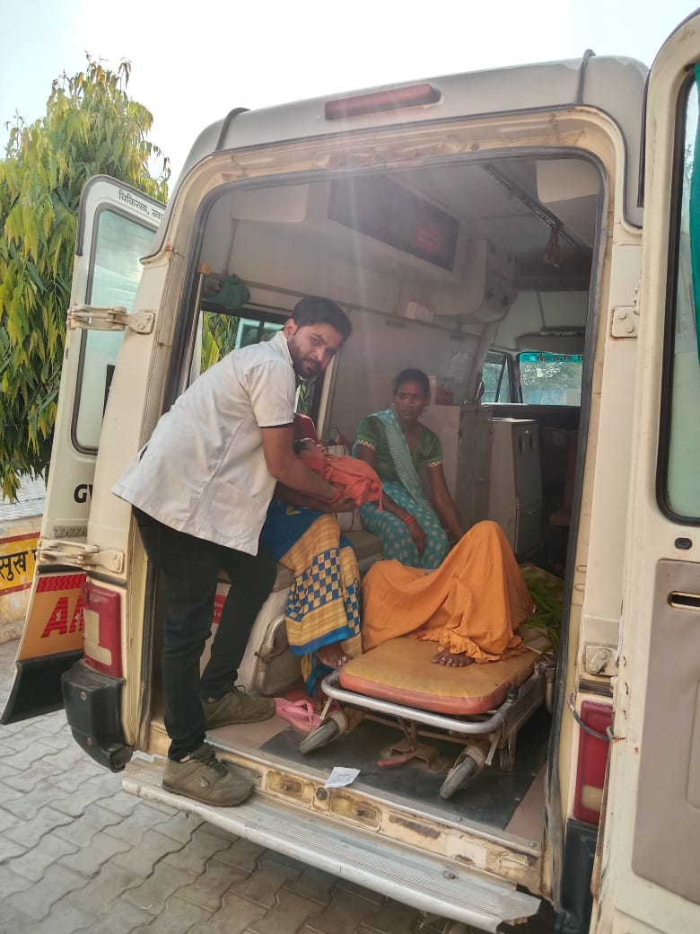 पीलीभीत : एंबुलेंस में एक बार फिर से गूंजी किलकारी अस्पताल पहुंचने से पहले महिला ने एंबुलेंस में ही दिया बच्चेको जन्म ।