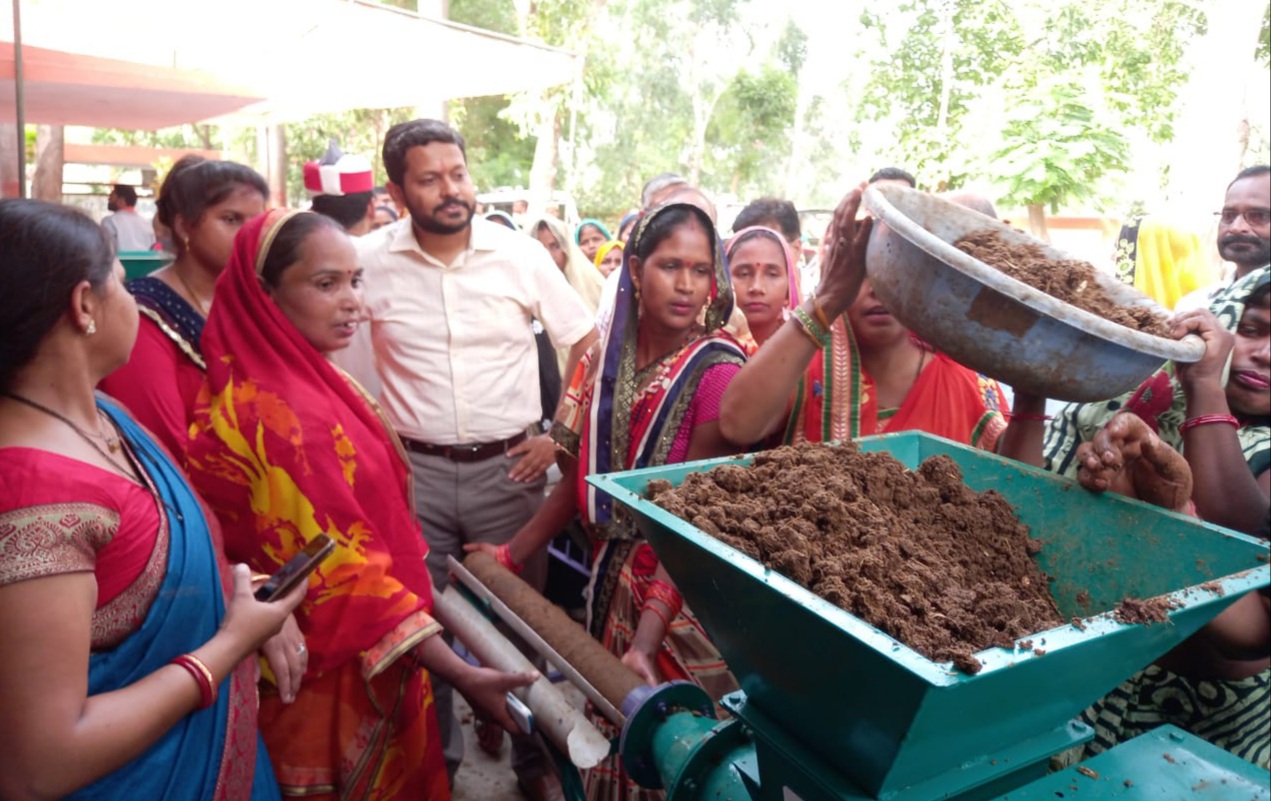 पीलीभीत : जिलाधिकारी द्वारा महिला स्वयं सहायता समूहों को प्रदान की गई गौ-कास्ट मशीनें।