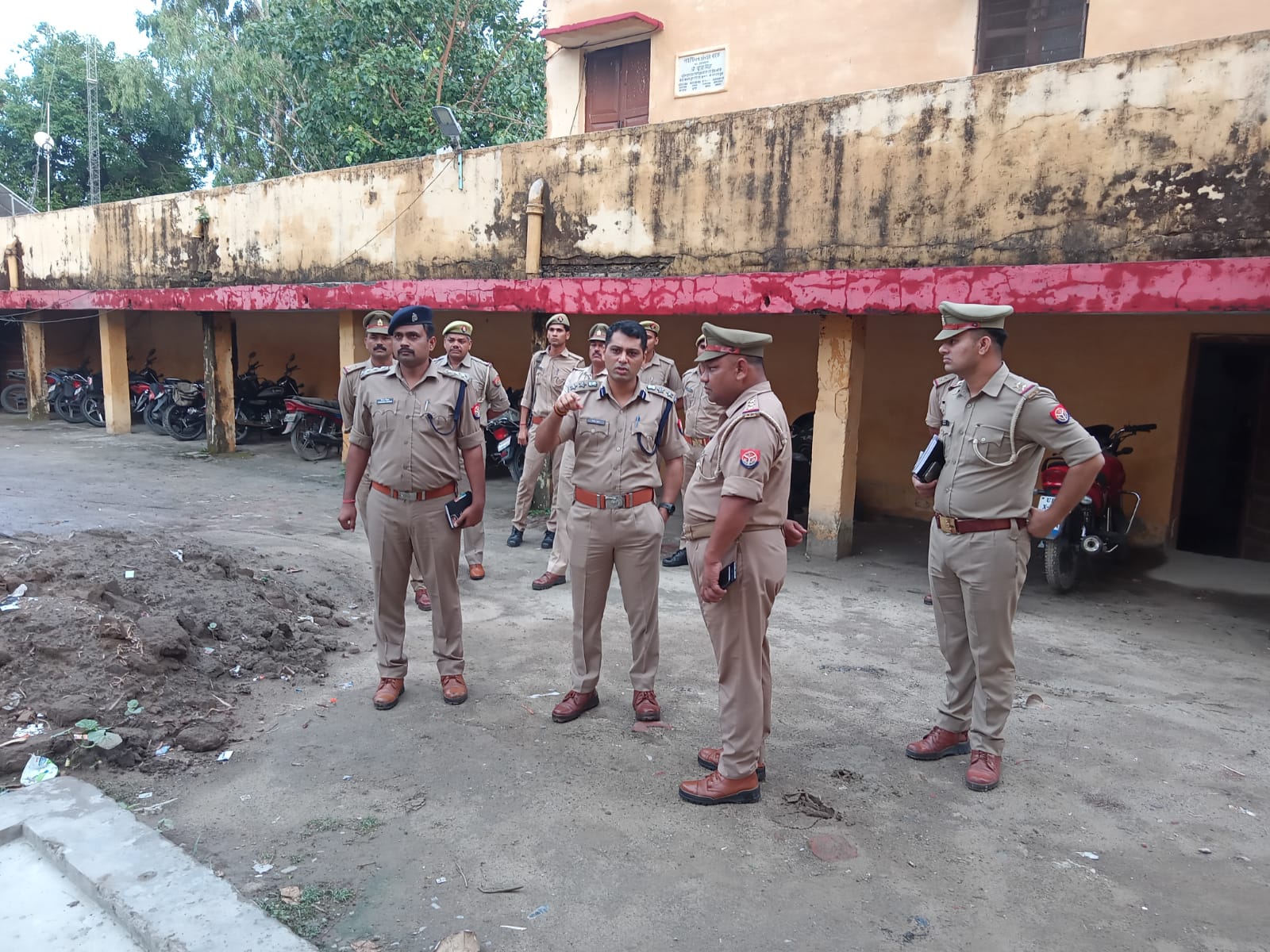 पीलीभीत :पुलिस अधीक्षक द्वारा थाना पूरनपुर का किया गया आकस्मिक निरीक्षण।