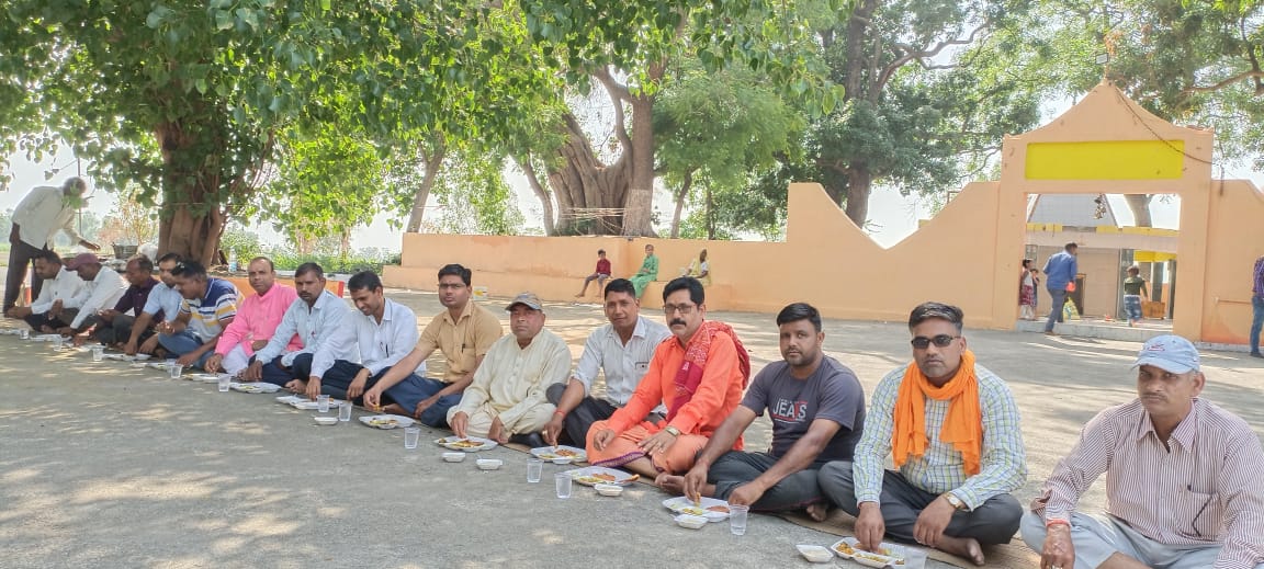 पीलीभीत बाबा त्रेतानाथ मंदिर पर बुद्धवार को विशाल भंडारे का आयोजन हुआ। जिसमें क्षेत्र के सैकड़ों श्रद्धालुओं ने मंदिर पर पहुंचकर प्रसाद ग्रहण किया।