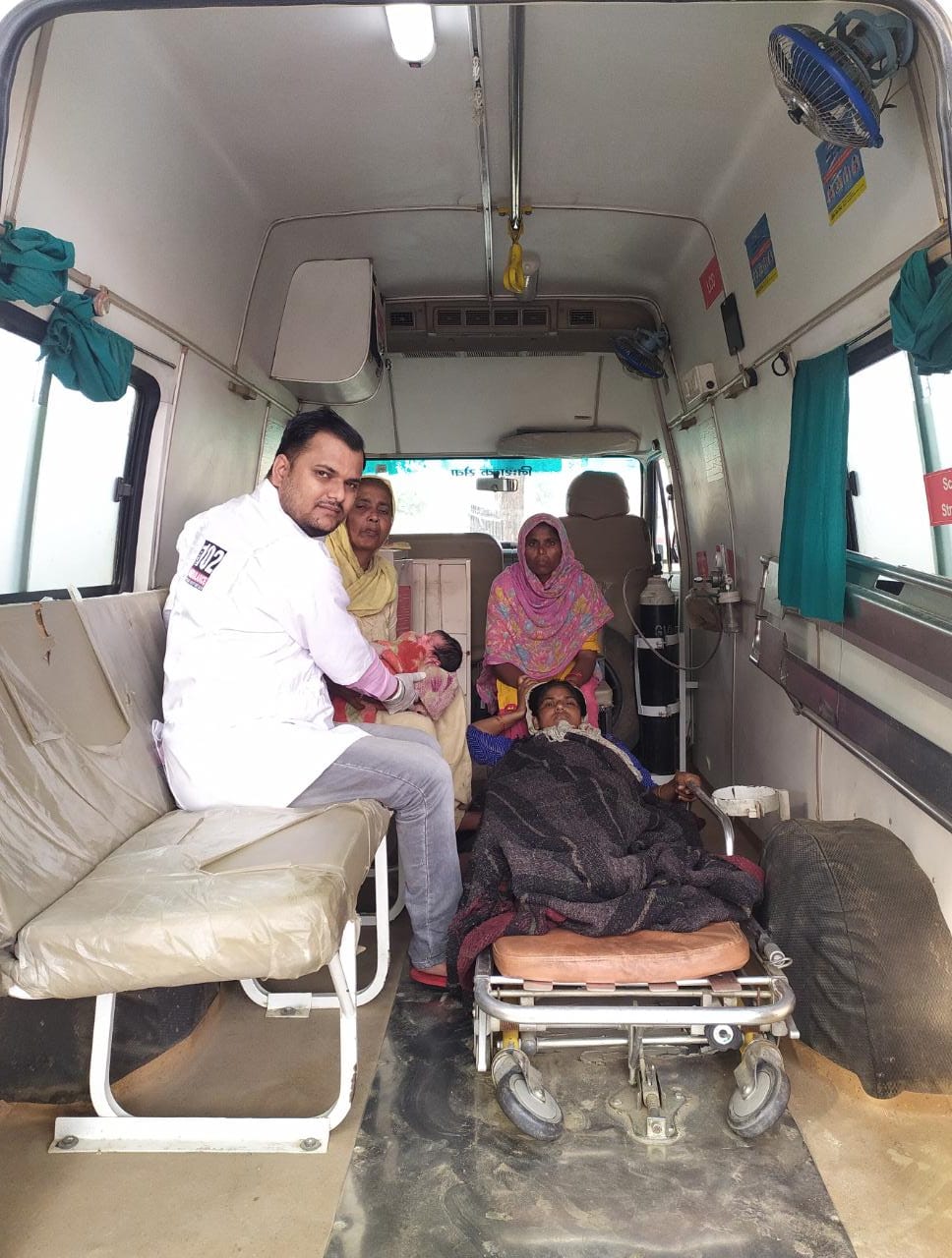 बरेली/आँवला - आँवला तहसील क्षेत्र में महिला ने एंबुलेंस में दिया बच्चे को जन्म जच्चा बच्चा दोनों सुरक्षित।
