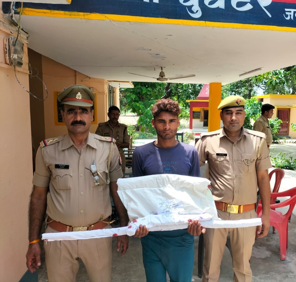 बाराबंकी:स्वाट/सर्विलांस टीम व थाना घुंघटेर पुलिस द्वारा 01 अभियुक्त को गिरफ्तार कर कब्जे से पशु चोरी करने में प्रयुक्त रस्सी व पाइप, पिकअप लोडर, घटना में प्रयुक्त डण्डा, अवैध असलहा मय कारतूस व 4270 रूपये किया गया बरामद-