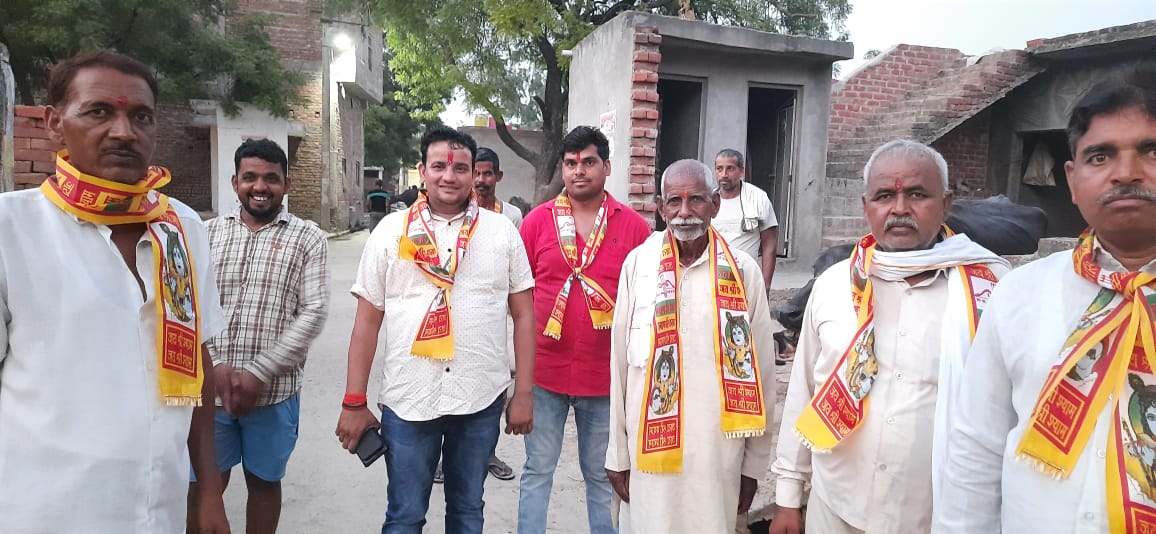 मैनपुरी: भागवत कथा की बैंड बाजे के साथ निकाली गई कलश यात्रा