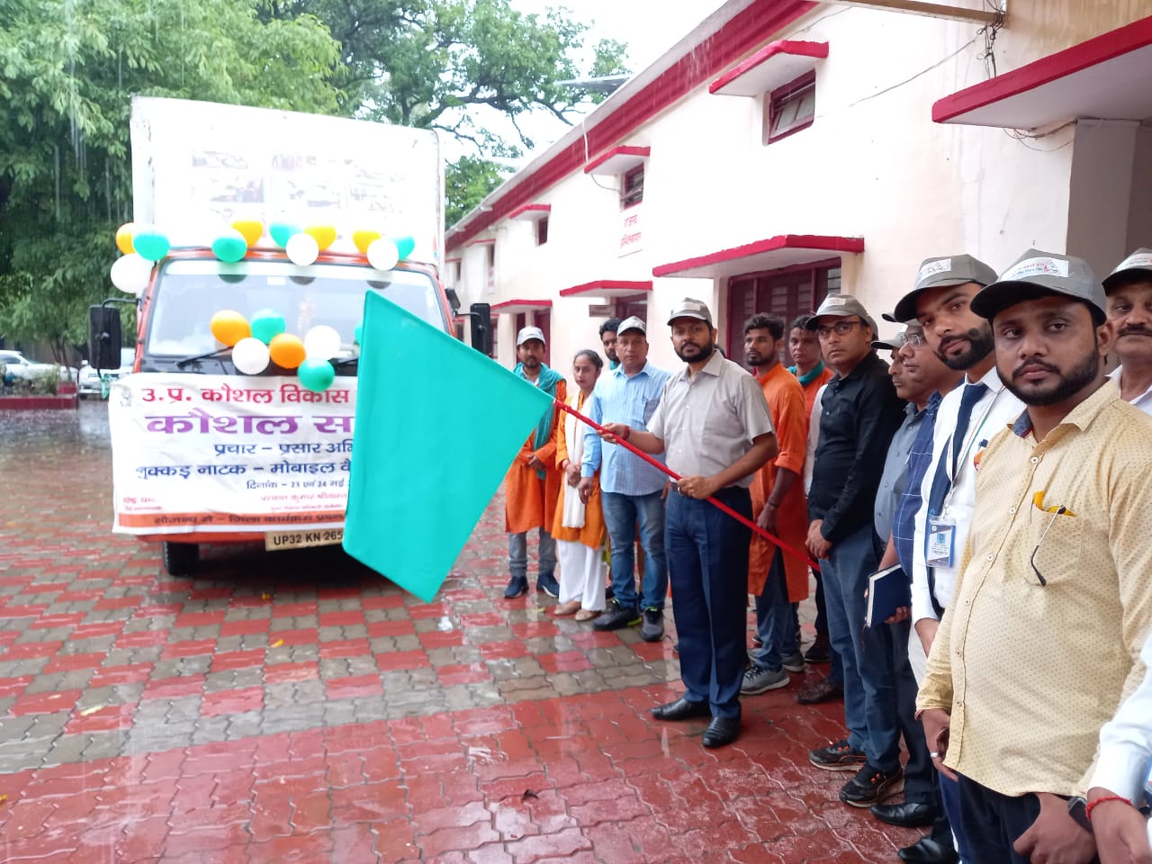 पीलीभीत :कोैशल विकास मिशन की योजनाओं के प्रचार-प्रसार मोवाईल वैन को हरी झण्डी दिखाकर किया रवाना-जिलाधिकारी।