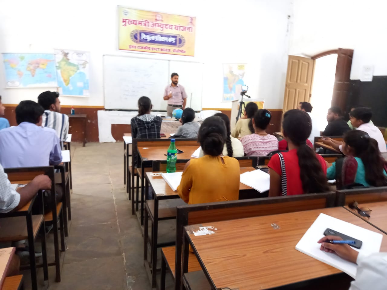 पीलीभीत : अभ्युदय योजना के अन्तर्गत जिलाधिकारी ने छात्र/छात्राओं को दर्शन, कल्चर, निबन्ध लेखन के सम्बन्ध में जिलाधिकारी द्वारा दी गई जानकारी।