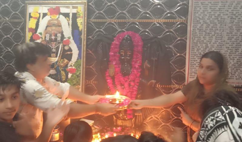 मैनपुरी:सनी पूजन सनी जागरण ब  भंडारा का आयोजन सोमेश्वर नाथ मंदिर भोगांव में भव्यता के साथ मनाया जा रहा है