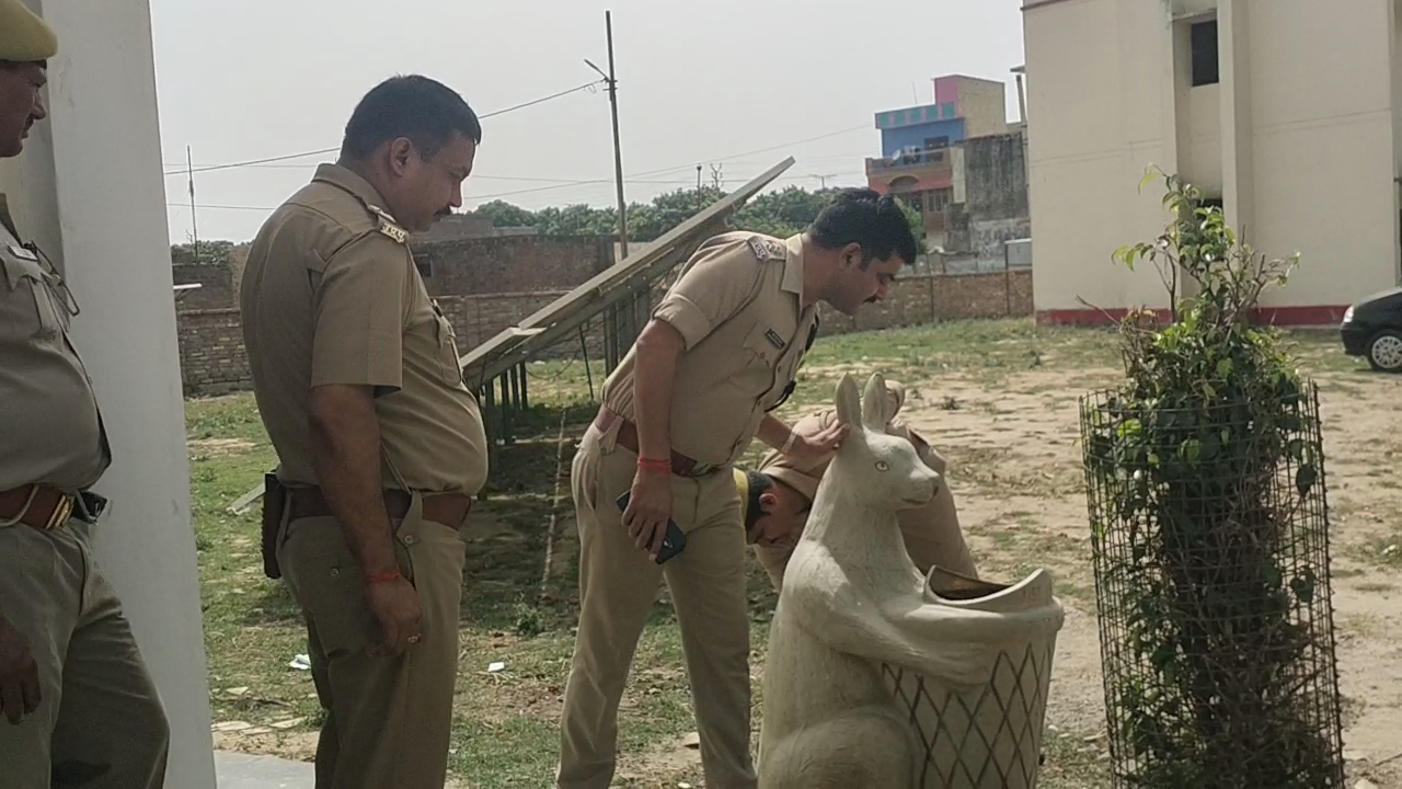 बरेली/आँवला - निरीक्षण के दौरान थाना परिसर में गंदगी देख भड़के क्षेत्राधिकारी आँवला ।