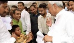 यह बच्चा शानदार है सोनू कुमार छठी कक्षा में पढ़कर 5वीं कक्षा तक के 40 बच्चों को शिक्षा देकर अपनी पढ़ाई का खर्च निकालता है