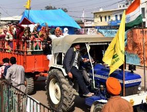 हरियाणा में ट्रैक्टरों से पहुंचे भाजपा दफ्तर घेरने, पूरा मामला आइये जाने