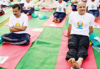 सैकड़ों दिल्लीवासियों के साथ CM अरविंद केजरीवाल ने किया योगाभ्यास