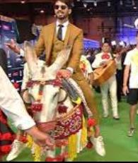 IIFA में गधे पर सवार होकर पहुंचे शाहिद कपूर, फरहान अख्तर ने क्या पूछा