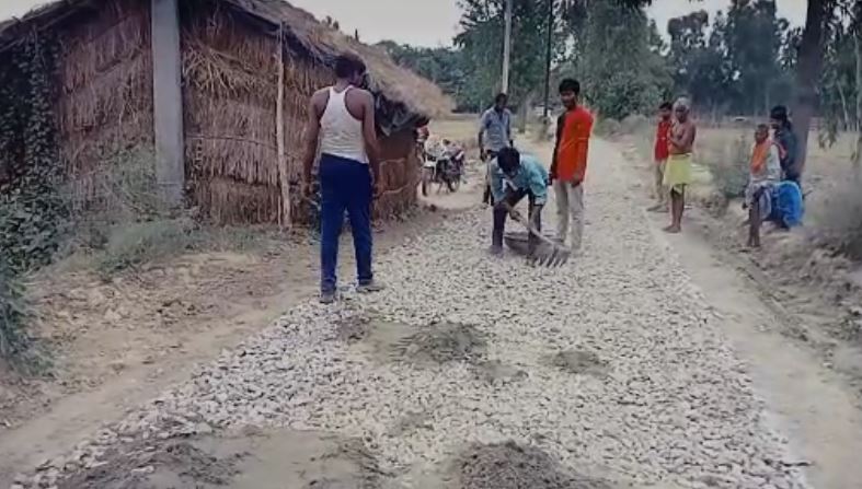 पीलीभीत : ब्लॉक मरौरी की ग्राम पंचायत खाग में ग्रामीणों ने स्वयं किया रोड़ निर्माण जनप्रतिनिधि हुए नक्कारे ।