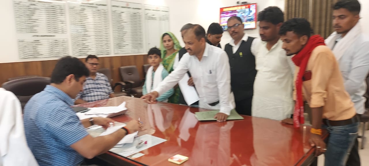प्रयागराज: जिलाधिकारी जन मिलन में जनता की समस्याओं को सुनते हुएसम्बन्धित अधिकारियो को शिकायती प्रार्थनापत्रो को समयबद्धरूप से गुणवत्तापूर्णढग से निस्तारित करने दिये निर्देश