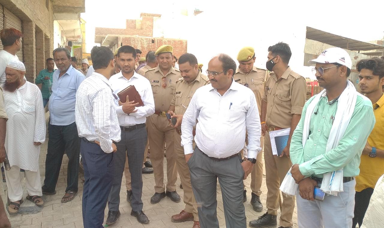बरेली - बक्फ बोर्ड के अधिकारियों ने यहाँ पक्का बाग परिसर में चौतरफा बोर्ड लगाकर उक्क्त भुमि पर अपना दावा जताया।