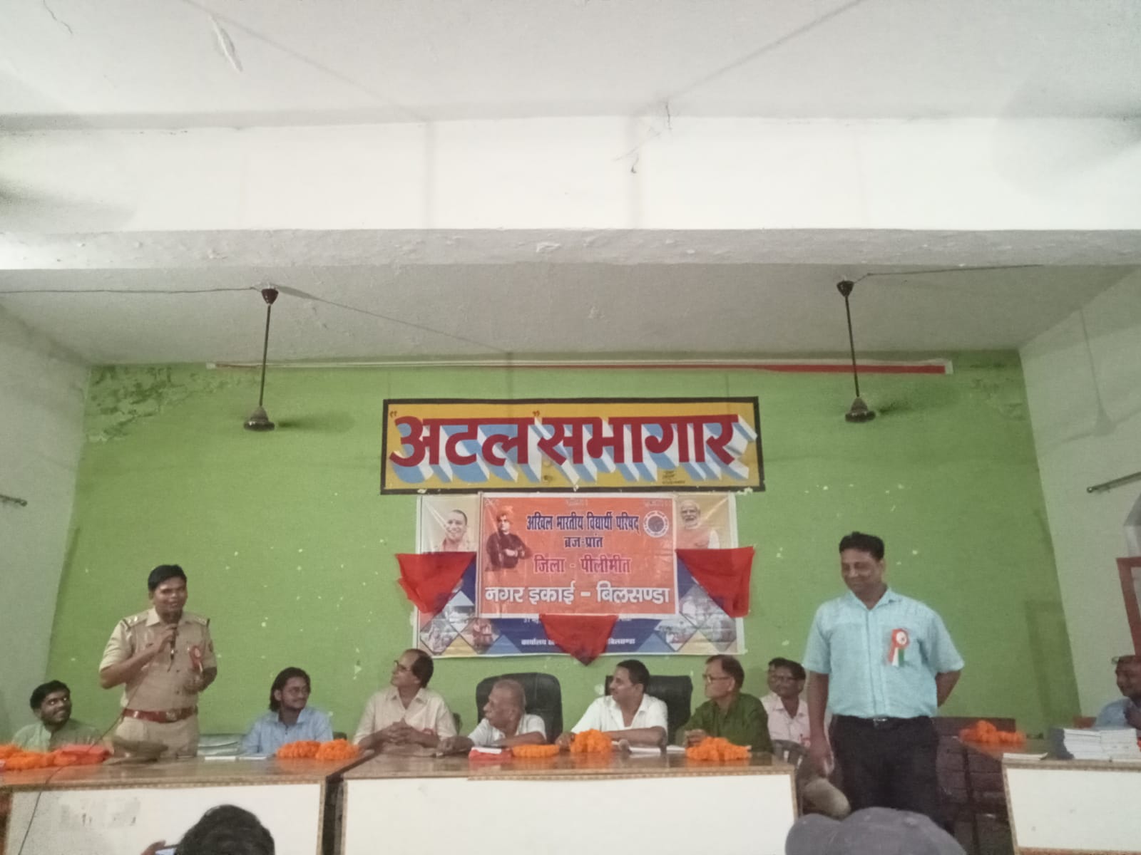 पीलीभीत - अटल सभागर मे सम्पन्न हुआ कवि सम्मेलन,मुख्य अतिथि का किया गया सम्मान