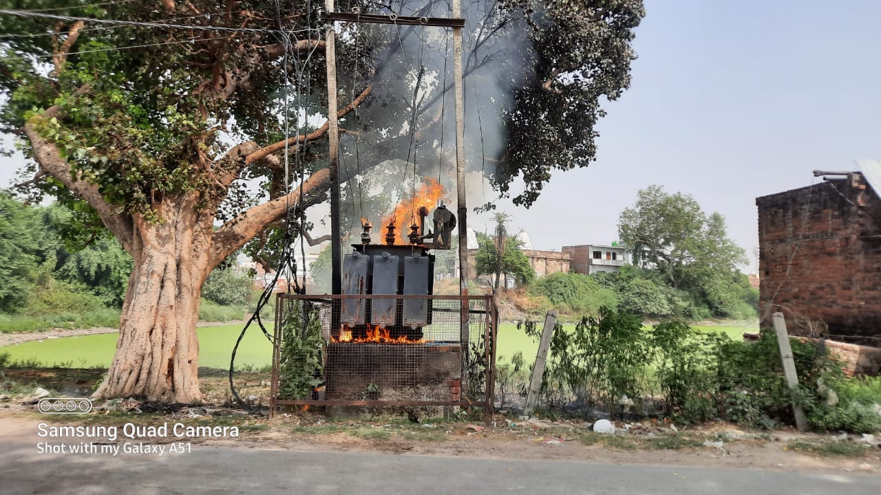 सीतापुर: प्रचंड गर्मी के चलते धूं धूं कर जला विद्युत  ट्रांसफार्मर