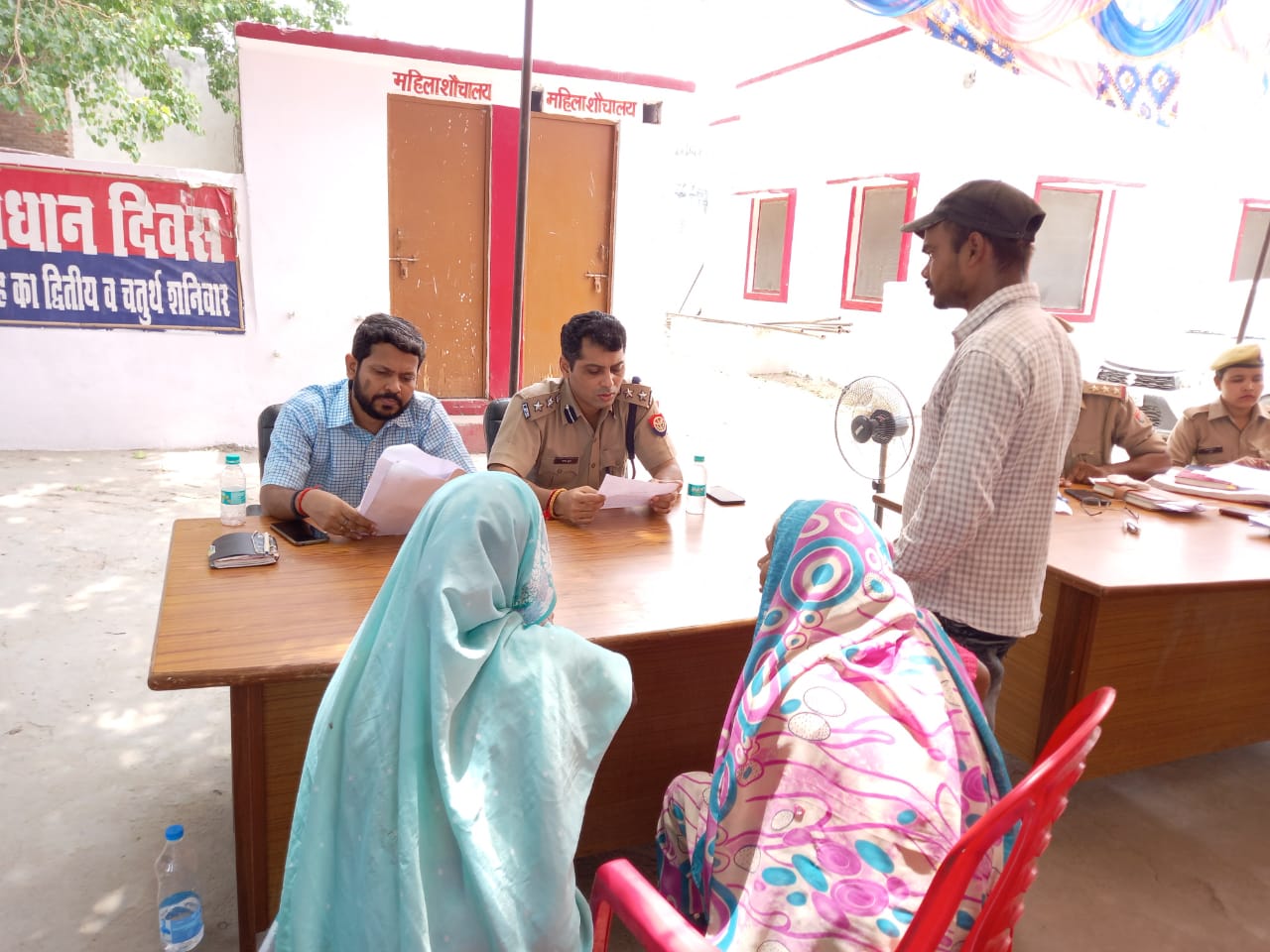 पीलीभीत : जिलाधिकारी एवं पुलिस अधीक्षक ने थाना समाधान दिवस के अवसर पर की गई जन सुनवाई।
