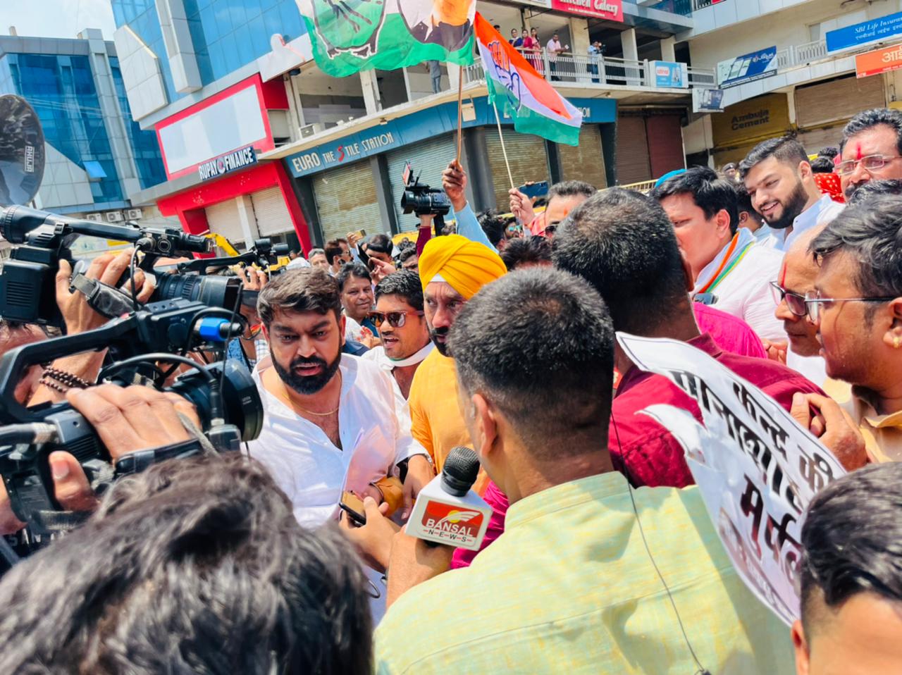 रायपुर :- संविधानिक संस्थाओं के दुरुपयोग तथा कांग्रेस के शीर्ष नेतृत्व को ईडी नोटिस भेजने को ले कर कांग्रेस संगठन ने किया ईडी दफ़्तर का घेराव