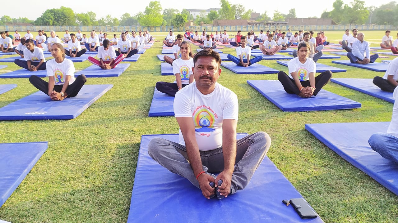 जौनपुर:इंद्रा गाँधी स्टेडियम, विकास खण्ड करंजाकला एवम राजकीय औद्योगिक प्रशिक्षण संस्थान के लोगों ने सीखा योग का गुर