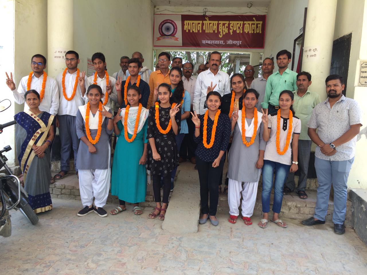 जौनपुर:भगवान गौतम बुद्ध इंटर कॉलेज,चम्मलतरा में यूपी बोर्ड की परीक्षा में उत्कृष्ट अंक पाने वाले छात्र,छात्राओं को किया गया सम्मानित