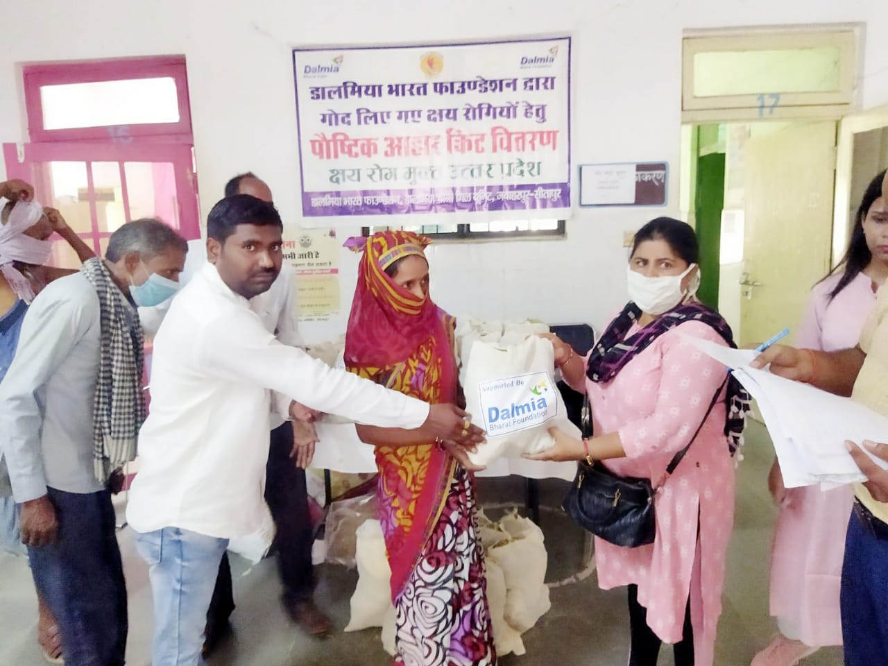 सीतापुर :डालमिया भारत फाउंडेशन द्वारा सीएचसी मिश्रित में वितरित हुए पौष्टिक आहार