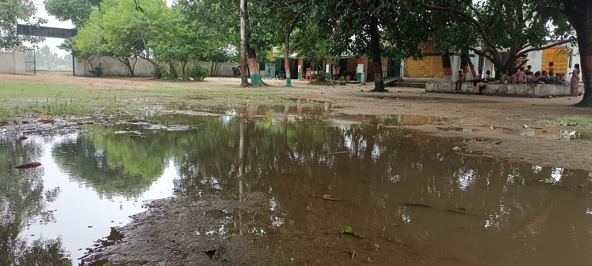 पीलीभीत : बेसिक शिक्षा विभाग के जलभराव बाले स्कूलों में अभी तक मिट्टी का भराव शुरू न होने से पहली बरसात में जलभराव दिखाई देने लगा है।