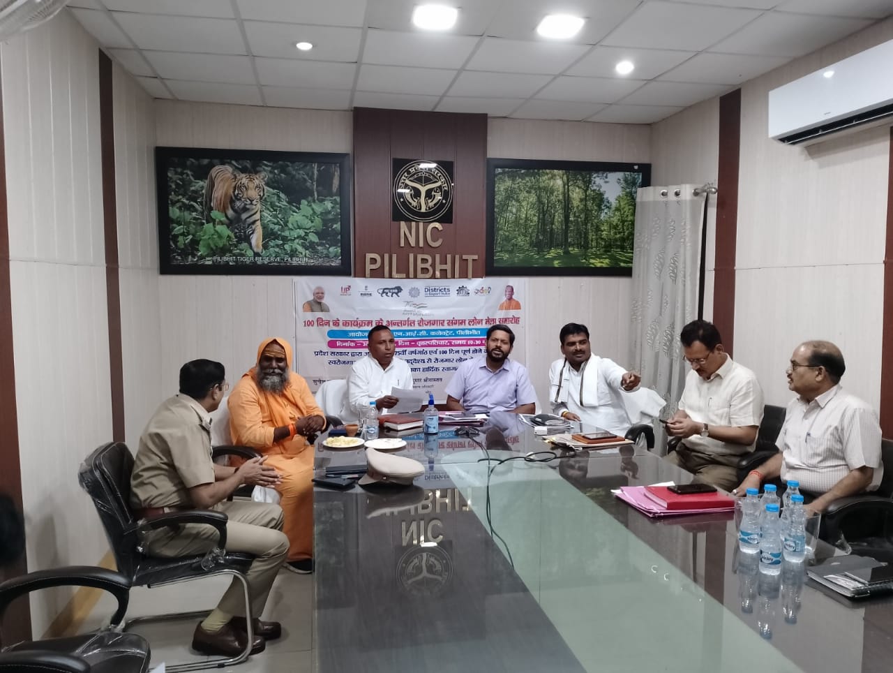 पीलीभीत : मुख्यमंत्री जी द्वारा विभिन्न योजनाओं के अन्तर्गत लाभार्थियों को वर्चुअल माध्यम से वितरित किये ऋण स्वीकृति पत्र।