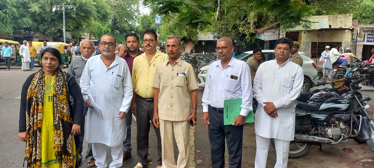 बरेली:अनारक्षित समाज पार्टी के राष्ट्रीय अध्यक्ष ने मुख्यमंत्री को संबोधित पांच सूत्री ज्ञापन जिला अधिकारी को सौंपा