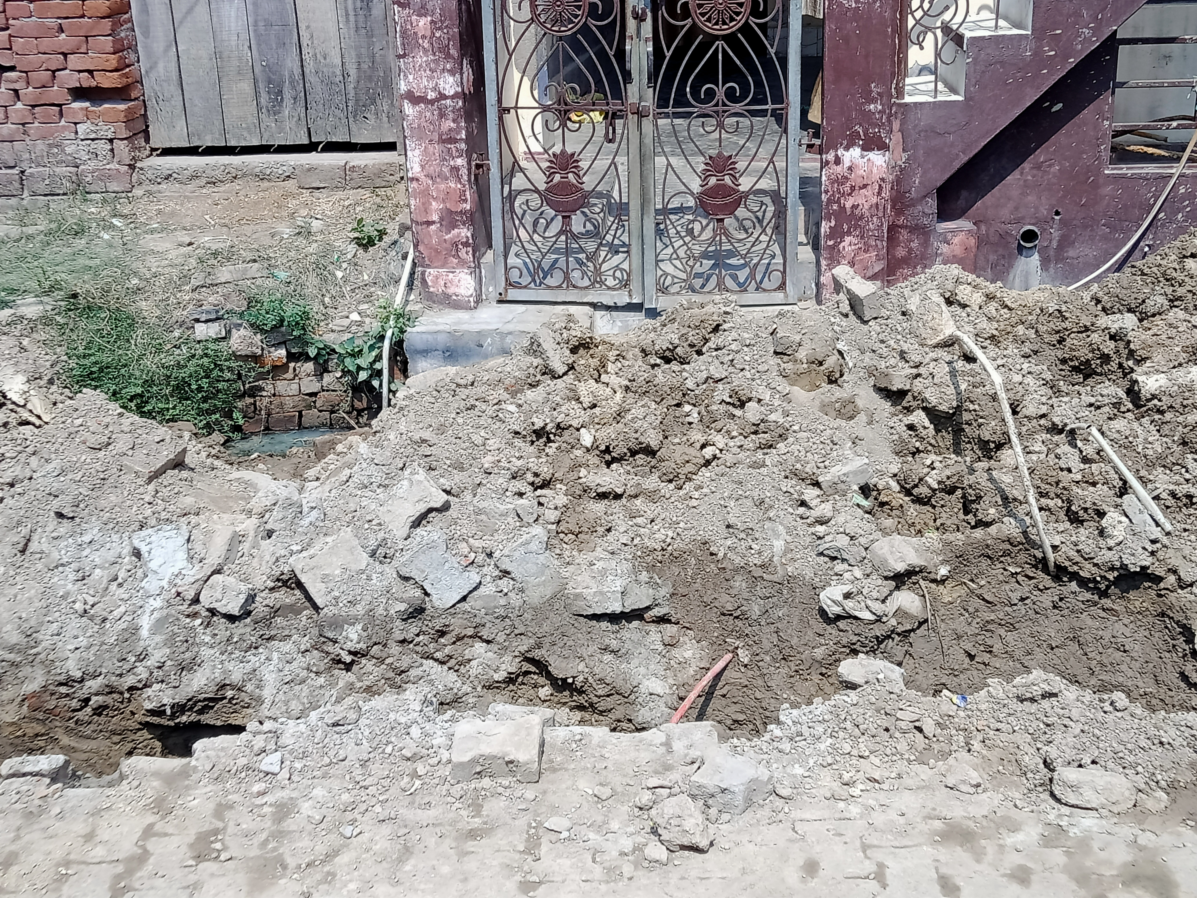 जौनपुर:पत्रकार के घर वालों को सीवर लाइन डालने वाले ठेकेदारों ने घर में किया नजरबंद