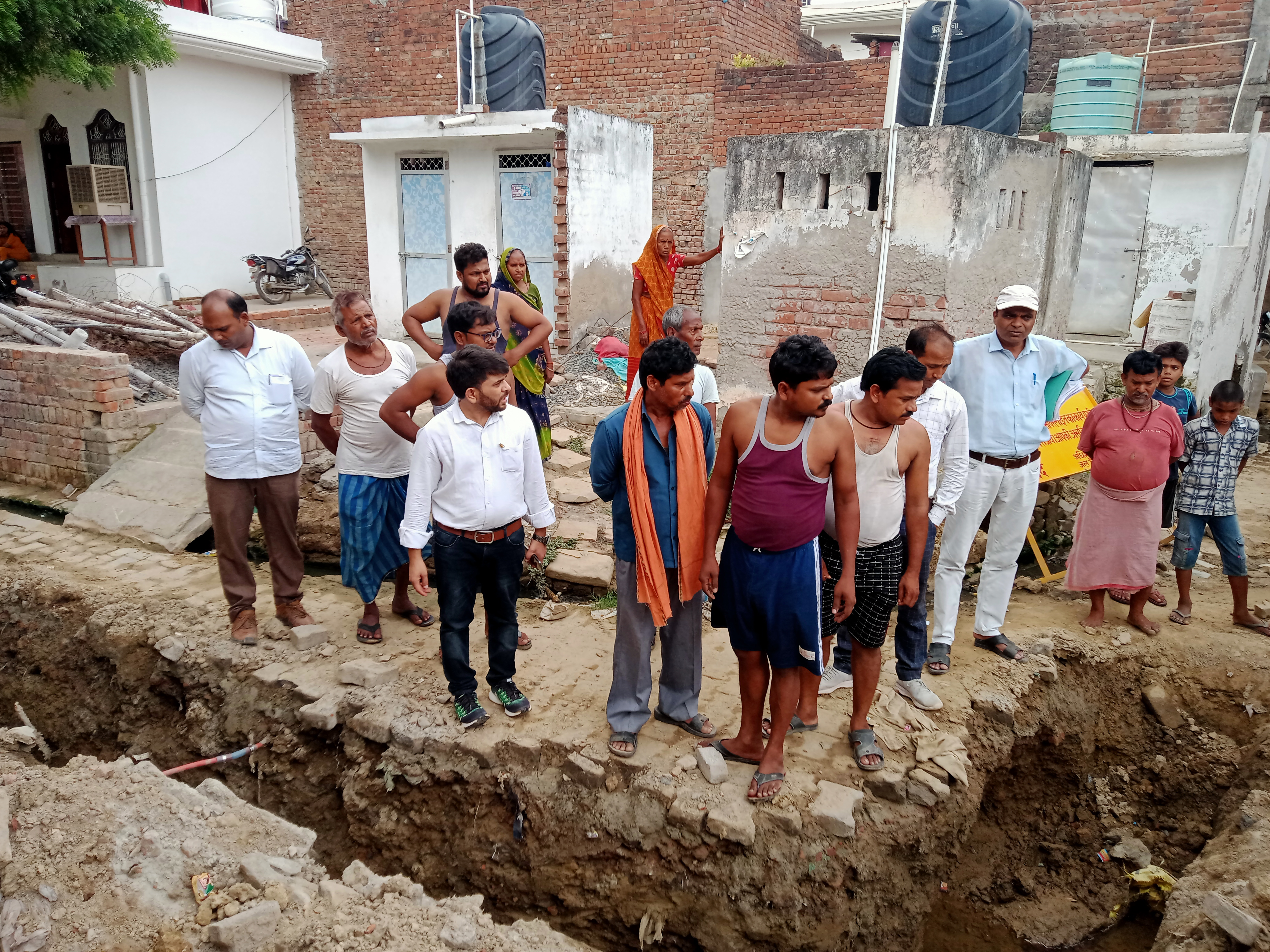 जौनपुर: दस्तक के पत्रकार की लिखित शिकायत पर जिलाधिकारी ने संबंधित अधिकारी को मौके पर भेजकर ,कार्यवाही का दिया आदेश