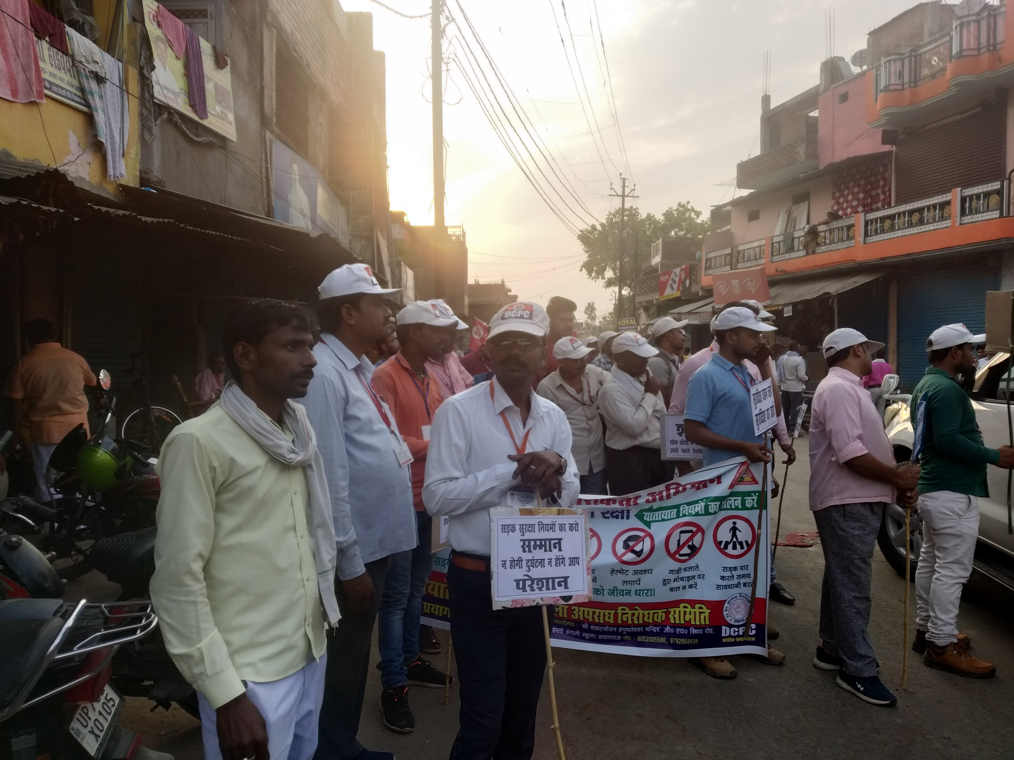 प्रयागराज- तहसील मुख्यालय कोरांव के कोरांव मार्केट में प्र0 नि0 थाना कोरांव धीरेंद्र सिंह के नेतृत्व मे सड़क सुरक्षा अभियान चलाकर लोगों को किया गया जागरूक,