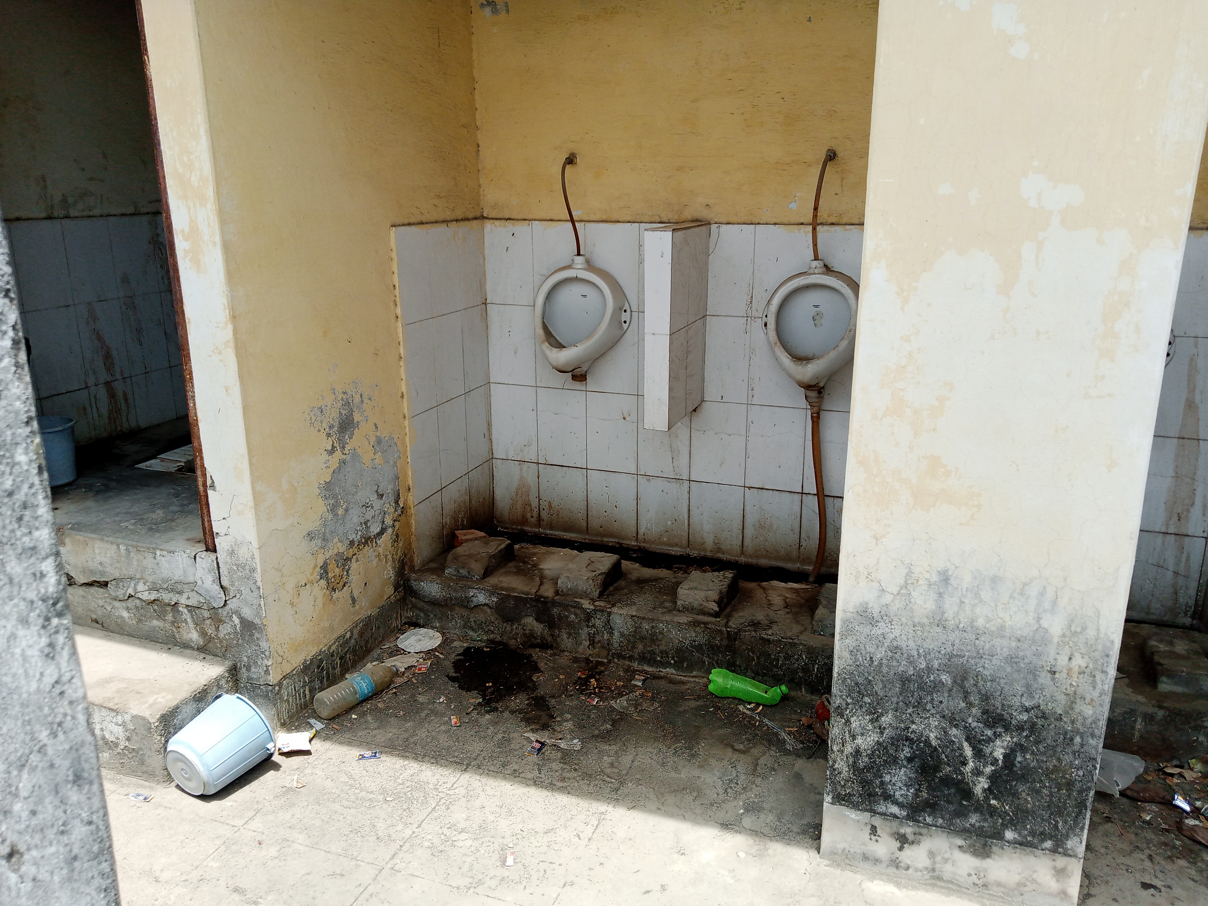 जौनपुर :स्वच्छ भारत अभियान को मुंह चिढ़ा रहा  दीवानी न्यायालय ।